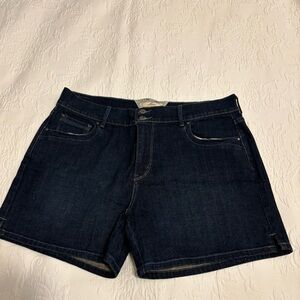 Levis shorts, dark blue 99% cotton, 1% elastane. Fabric feels soft.